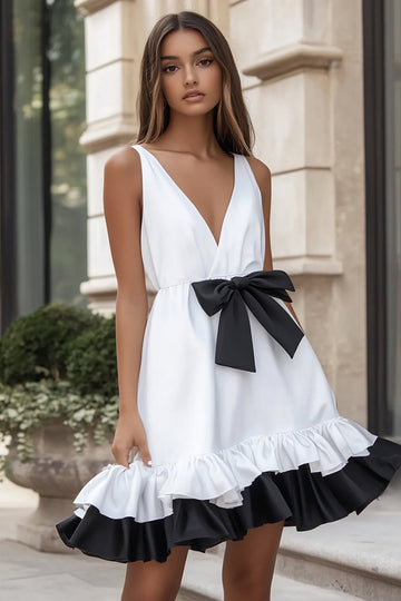 Robe courte de graduation en satin noir et blanc à col en V avec noeud